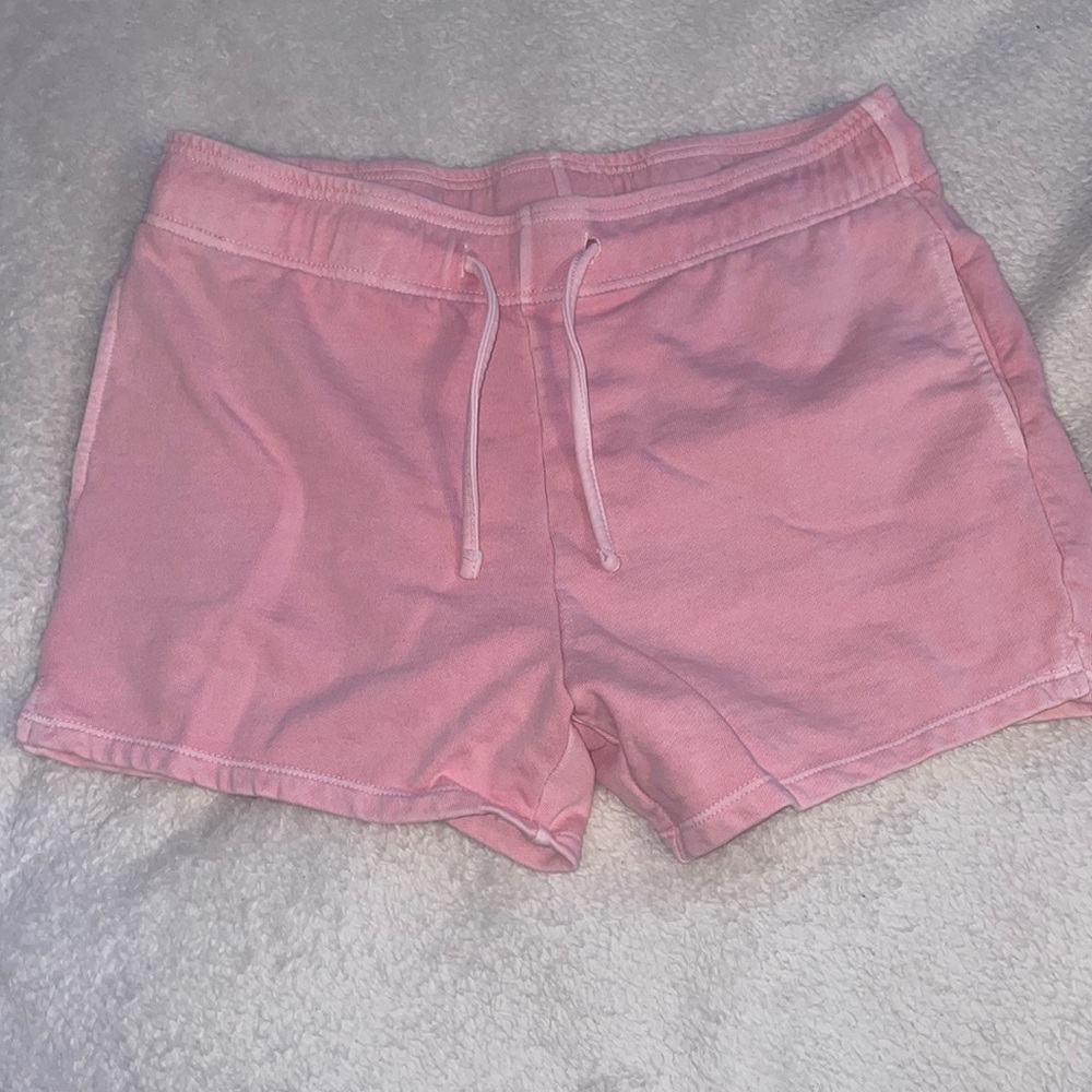 Pink cotton shorts with pockets.